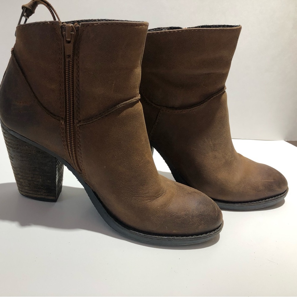 Steve Madden 8 brown leather ankle high heel boots. Radioo